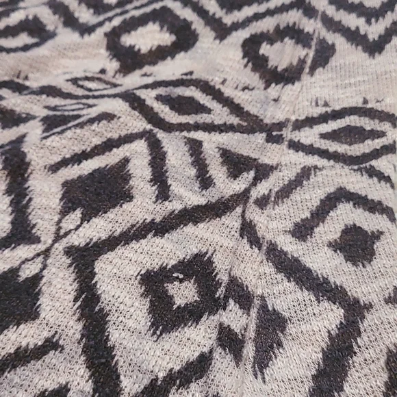 💋3/$25😃  Aztec pattern tank top - Picture 6 of 6